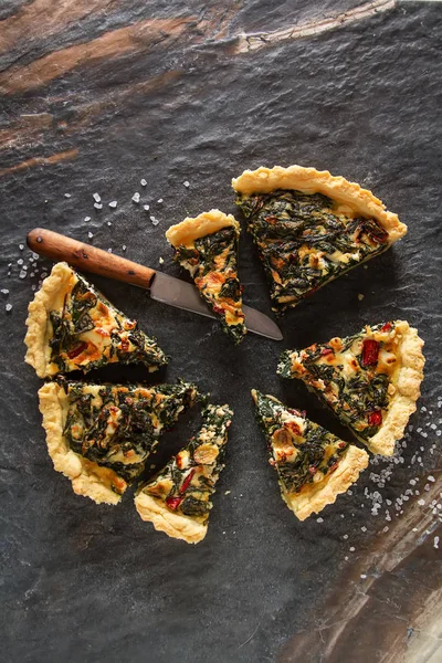 Hausgemachtes Käse-Quiche-Ei zum Brunch mit Spinat und Mangold — Stockfoto