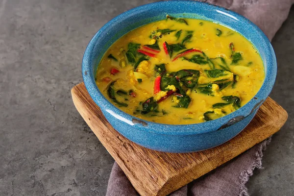 Baharatlı körili vejetaryen yemek bir kase. Koyu arka plan. Hint f