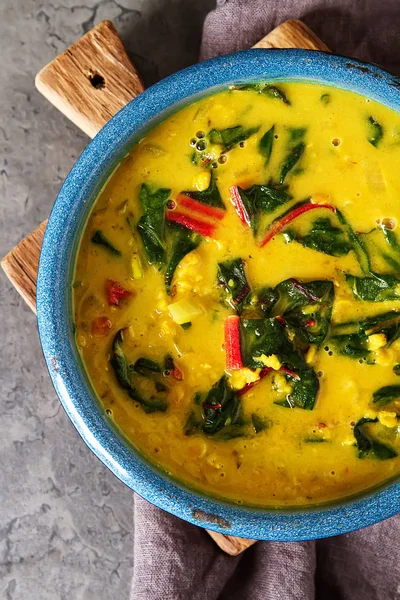 Baharatlı körili vejetaryen yemek bir kase. Koyu arka plan. Hint f