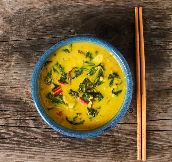 Baharatlı körili vejetaryen yemek bir kase. Koyu arka plan. Hint f