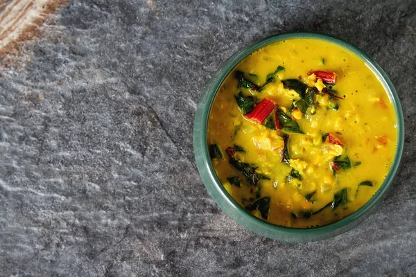 Baharatlı körili vejetaryen yemek bir kase. Koyu arka plan. Hint f