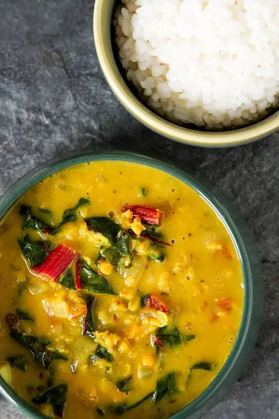 Baharatlı körili vejetaryen yemek bir kase. Koyu arka plan. Hint f