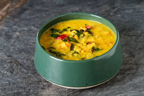 Baharatlı körili vejetaryen yemek bir kase. Koyu arka plan. Hint f