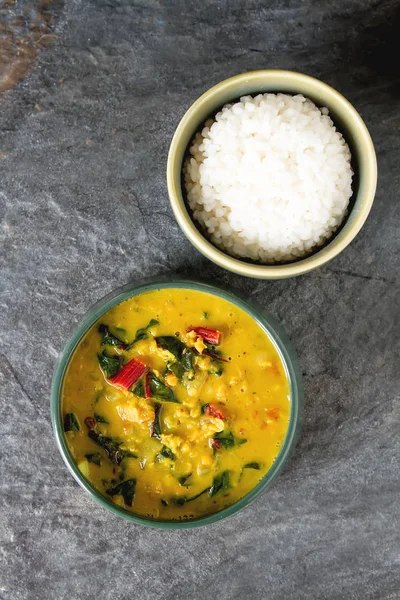 Baharatlı körili vejetaryen yemek bir kase. Koyu arka plan. Hint f