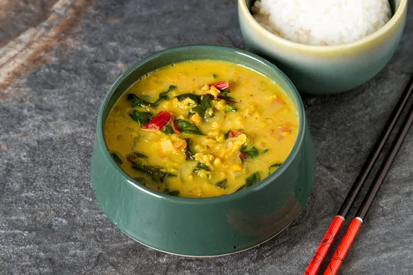 Baharatlı körili vejetaryen yemek bir kase. Koyu arka plan. Hint f