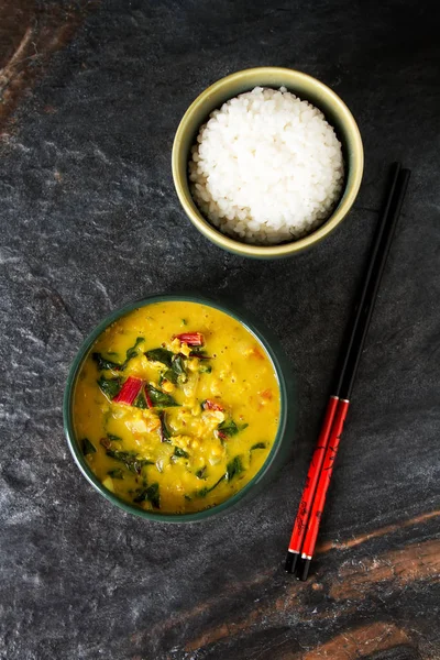 Baharatlı körili vejetaryen yemek bir kase. Koyu arka plan. Hint f