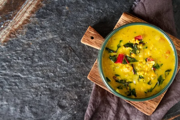 Baharatlı körili vejetaryen yemek bir kase. Koyu arka plan. Hint f