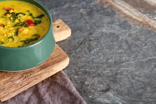 Baharatlı körili vejetaryen yemek bir kase. Koyu arka plan. Hint f