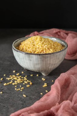 Bulgur karanlık bir arka plan üzerinde. Oryantal yemek.