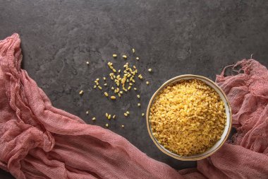 Bulgur karanlık bir arka plan üzerinde. Oryantal yemek.