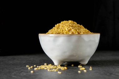Bulgur karanlık bir arka plan üzerinde. Oryantal yemek.