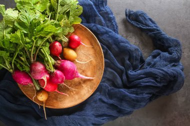 Taze renkli turp aldı. Sebze yetiştirme. Vejetaryen
