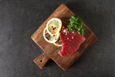 Ton balığı ızgara biftek. Koyu arka plan. Deniz ürünleri.