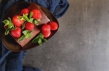 Çilek ve nane ile lezzetli ev yapımı çikolatalı kek. Da