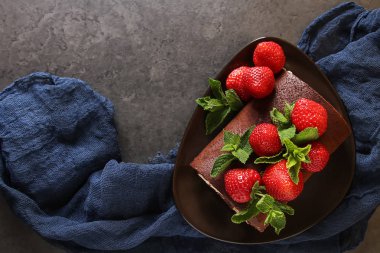 Çilek ve nane ile lezzetli ev yapımı çikolatalı kek. Da