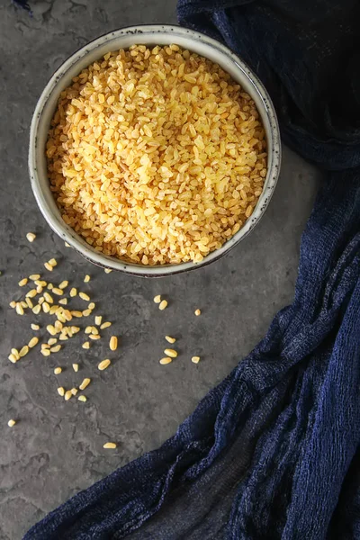 Bulgur karanlık bir arka plan üzerinde. Oryantal yemek.