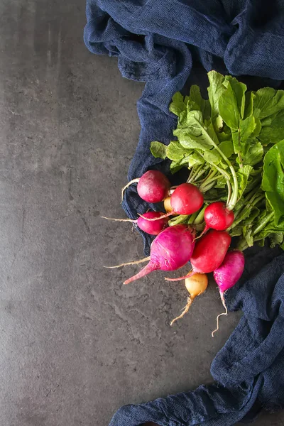 Taze renkli turp aldı. Sebze yetiştirme. Vejetaryen