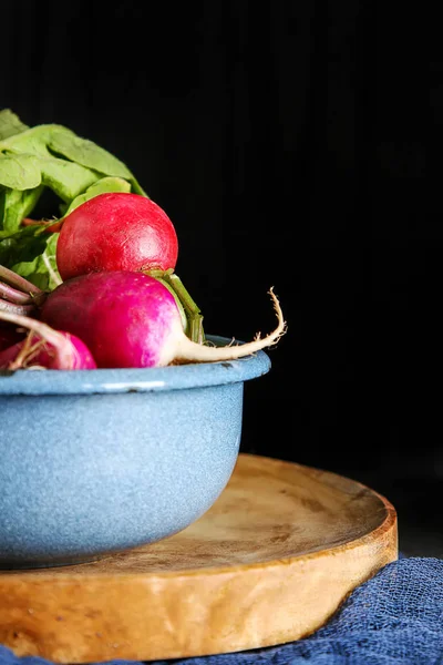 Taze renkli turp aldı. Sebze yetiştirme. Vejetaryen