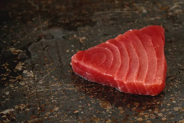 Steak z tuňáka pro grilování. Tmavé pozadí. Mořské plody. — Stock fotografie
