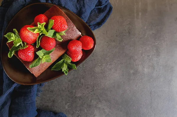 Çilek ve nane ile lezzetli ev yapımı çikolatalı kek. Da