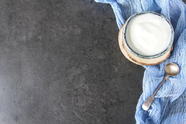 Homemade sour cream in a ceramic bowl. Dark background. — Stock Photo, Image
