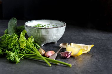 Sos Tsatsiki salatalık, sarımsak, maydanoz, l malzemelerle