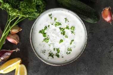 Sos Tsatsiki salatalık, sarımsak, maydanoz, l malzemelerle