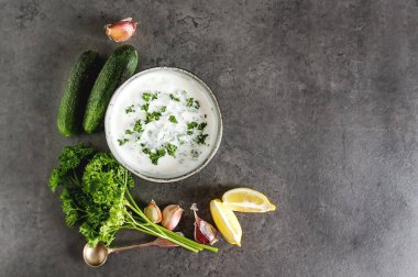 Sos Tsatsiki salatalık, sarımsak, maydanoz, l malzemelerle