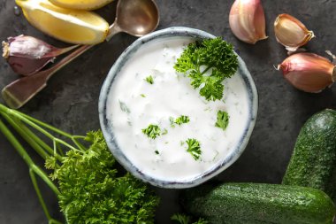 Sos Tsatsiki salatalık, sarımsak, maydanoz, l malzemelerle