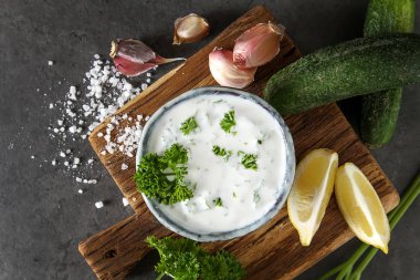 Sos Tsatsiki salatalık, sarımsak, maydanoz, l malzemelerle