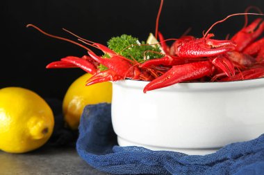 Maydanoz ve limon ile lezzetli haşlanmış kerevit yakın çekim. Karanlık 