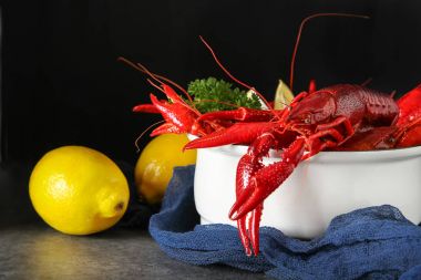 Maydanoz ve limon ile lezzetli haşlanmış kerevit yakın çekim. Karanlık 