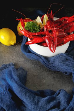 Maydanoz ve limon ile lezzetli haşlanmış kerevit yakın çekim. Karanlık 