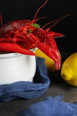 Maydanoz ve limon ile lezzetli haşlanmış kerevit yakın çekim. Karanlık 