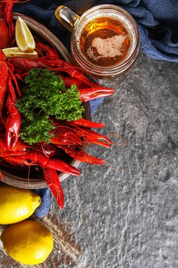 Yakın çekim, limon ve maydanoz ile bira kerevit lezzetli haşlanmış.