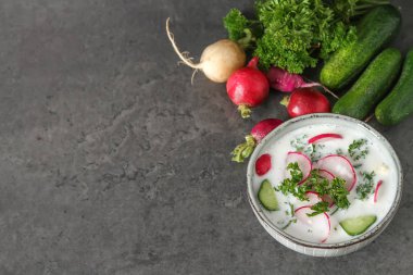 Yaz soğuk çorba - okroshka seramik bir kase. Malzemeler po