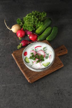 Yaz soğuk çorba - okroshka seramik bir kase. Malzemeler po