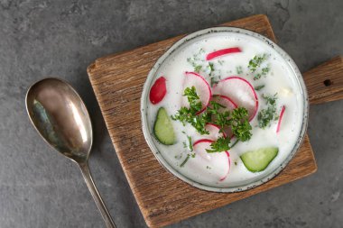 Yaz soğuk çorba - okroshka seramik bir kase. Malzemeler po