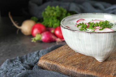 Yaz soğuk çorba - okroshka seramik bir kase. Malzemeler po