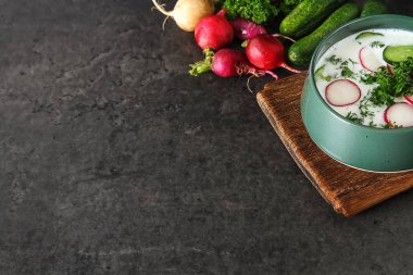 Yaz soğuk çorba - okroshka seramik bir kase. Malzemeler po