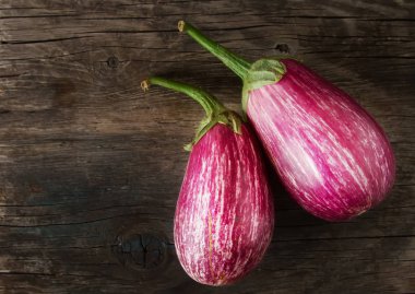 Sağlıklı ve lezzetli mor patlıcan üzerinde koyu arka plan ve Top vie