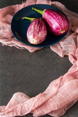 Karanlık bir arka plan üzerinde sağlıklı ve lezzetli mor patlıcan