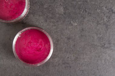 Yoğurt trapicheskim meyve, Çarkıfelek ve yaban mersini içinde 