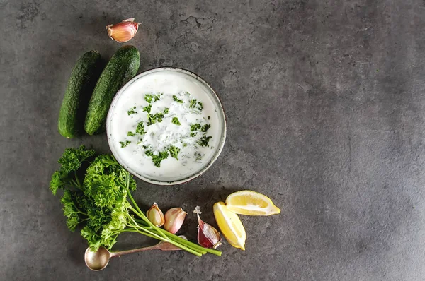 Sos Tsatsiki salatalık, sarımsak, maydanoz, l malzemelerle