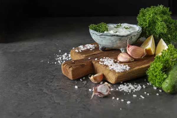 Sos Tsatsiki salatalık, sarımsak, maydanoz, l malzemelerle