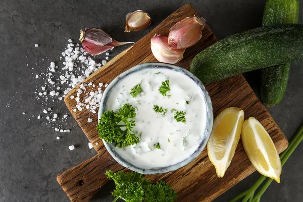 Sos Tsatsiki salatalık, sarımsak, maydanoz, l malzemelerle