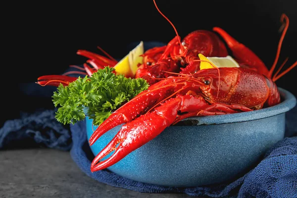 Maydanoz ve limon ile lezzetli haşlanmış kerevit yakın çekim. Karanlık 