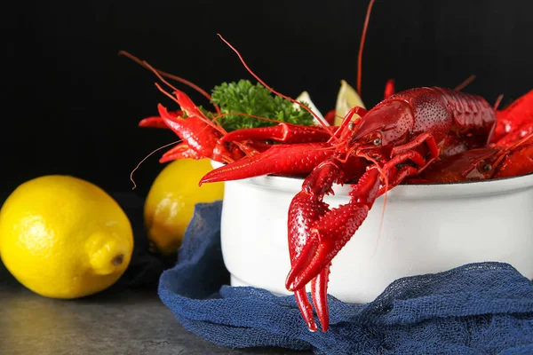 Delicious boiled crayfish close-up with lemon and parsley. Dark — Stock Photo, Image