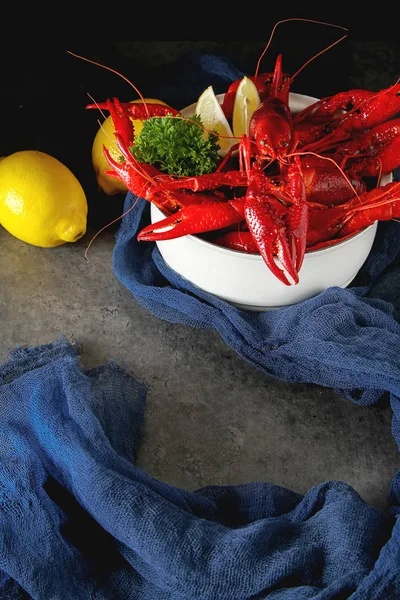 Maydanoz ve limon ile lezzetli haşlanmış kerevit yakın çekim. Karanlık 