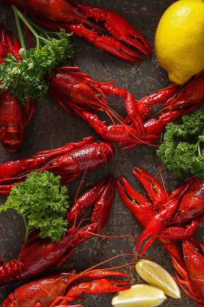 Delicioso cangrejo hervido de cerca con limón y perejil. Oscuro — Foto de Stock